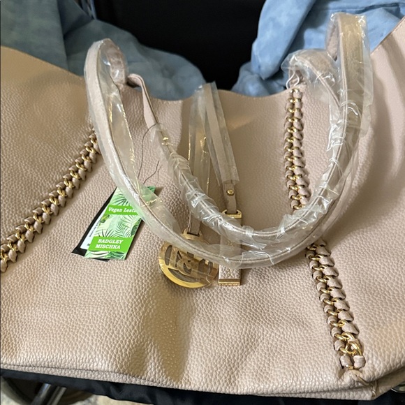 Bagdley Mischka Chic Beige Leather Shoulder Bag with Gold Chain - Picture 2 of 13